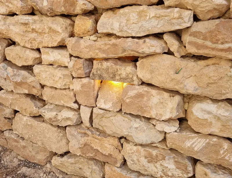 3 Mares: iluminación muro piedra