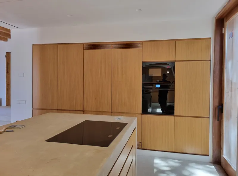 3 Mares: interior cocina isla
