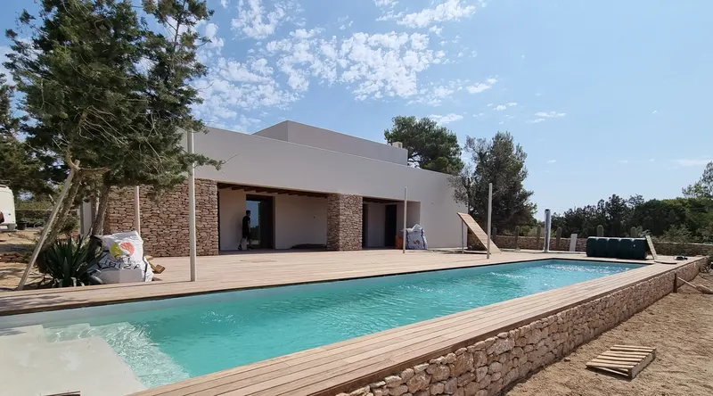 3 Mares: piscina fachada