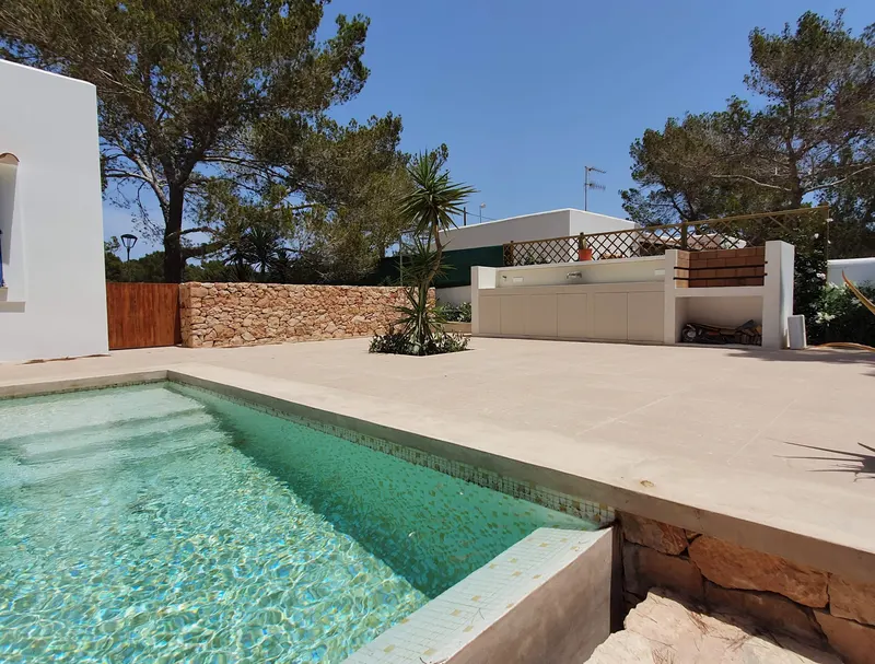 Piscina a Ca Marí: pavimento