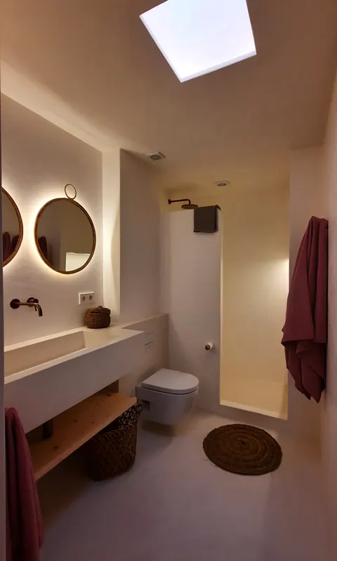 Casa Vida: interior baño noche