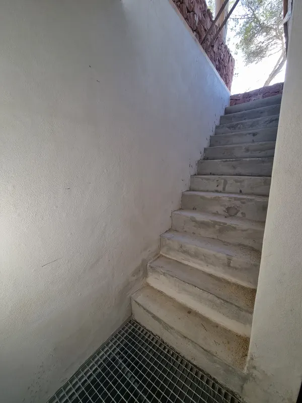 Piscina Casa Cigala: escaleras sótano