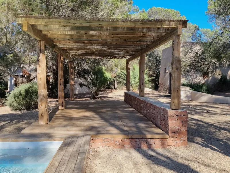 Piscina Casa Cigala: pérgola frontal