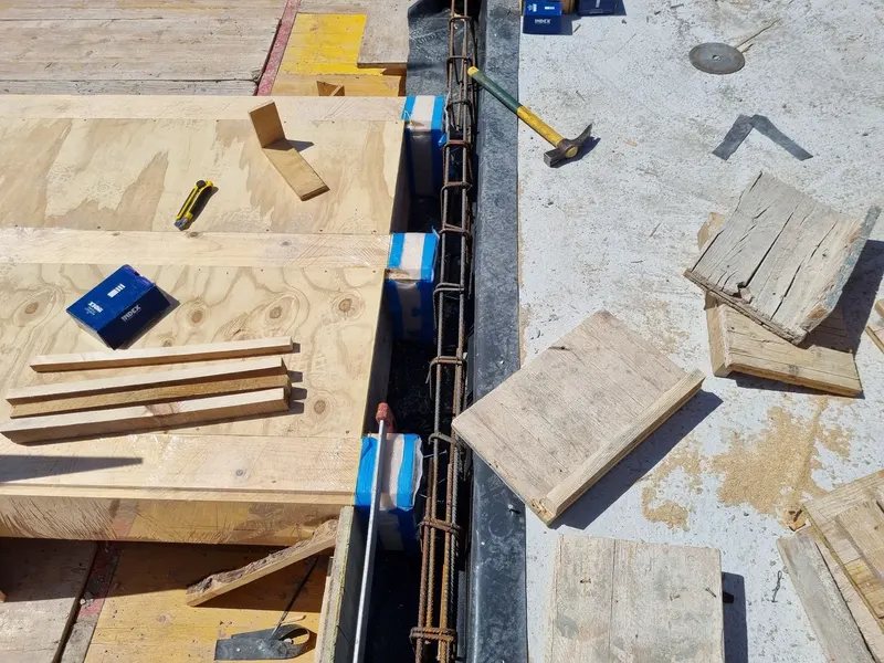 Obra: encofrado de forjado de madera y hormigón