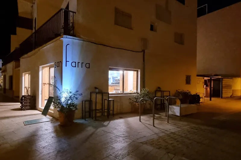 Mercat San Farra: fachada noche