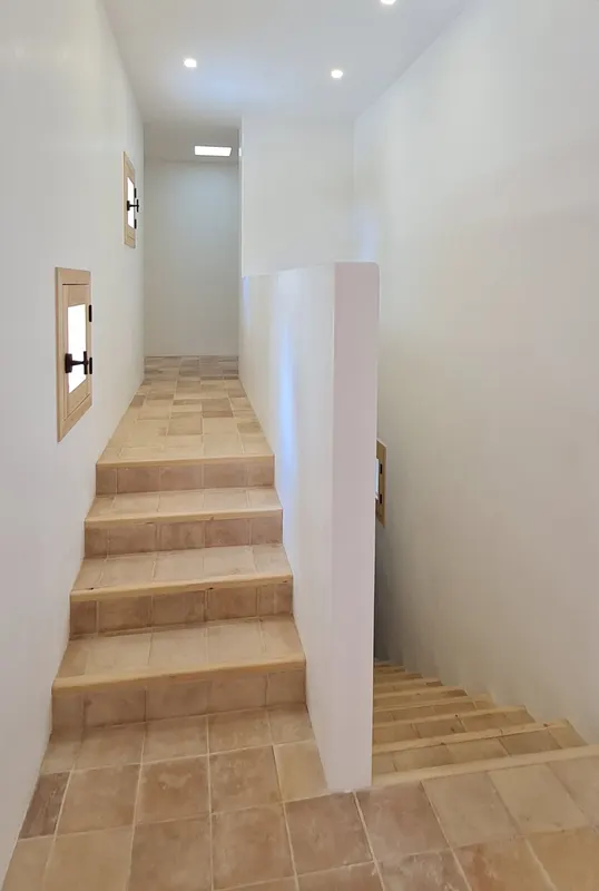 Ses Algues 1: interior escaleras