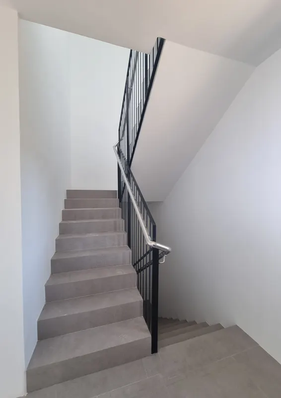 UA20 EPJ: interior escaleras